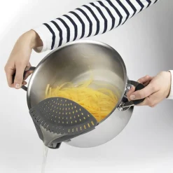 Bec passoire pour casserole