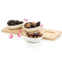 Planche en bois avec 3 coupelles coeurs en chocolat Maison Guinguet